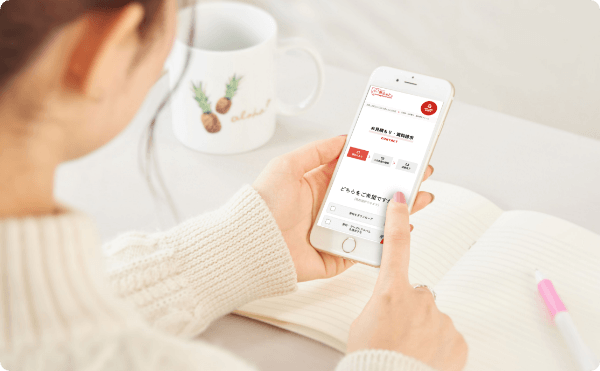 お問い合わせ画面を確認している様子